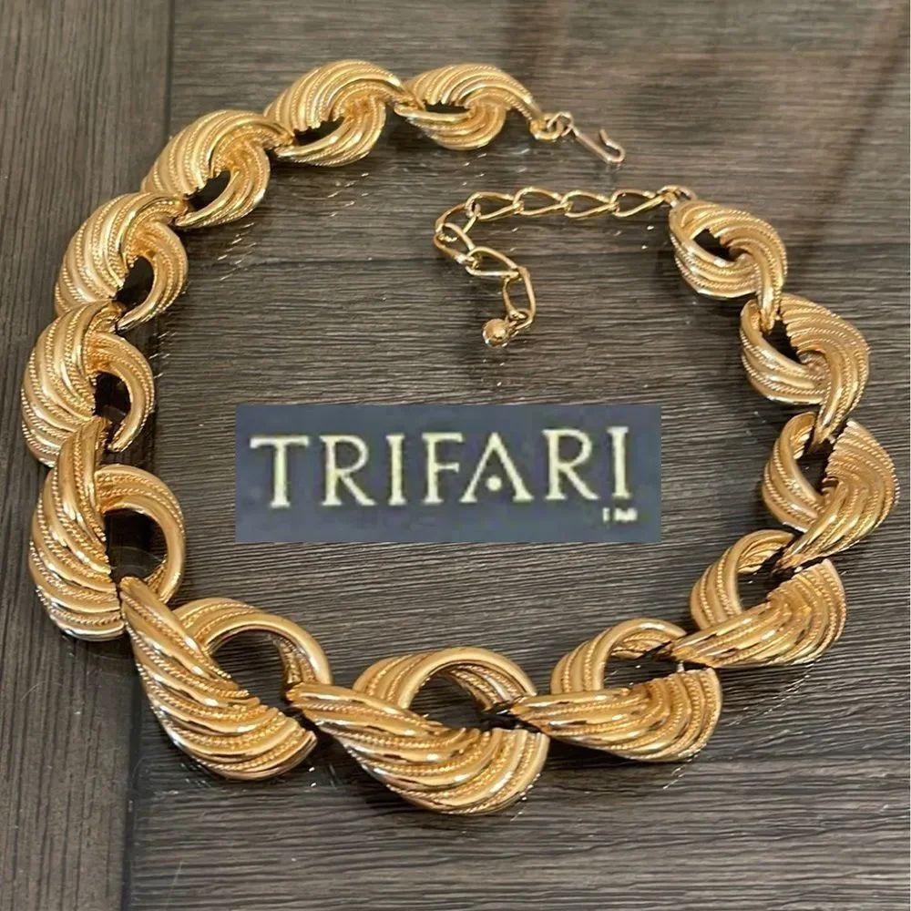 Vintage TRIFARI Large Twisted Chain Link Necklace, Runway, Gold-tone